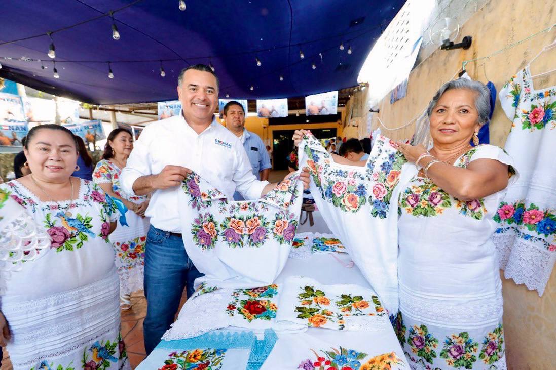 RenanBarrera's tweet photo. Aprovechando que estábamos cerca del mero corazón del #Xokbilchuuy, venimos a visitar a mis amigas y amigos artesanos de #Teabo. Que bonito es vivir en #Yucatán y poder disfrutar de la riqueza cultural que nos regala. Por cierto, muchas gracias por la guayabera. 🙌🏼#UnidosGanaYucatán #UnidosGanaTeabo