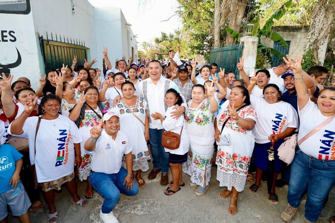 RenanBarrera's tweet photo. Aprovechando que estábamos cerca del mero corazón del #Xokbilchuuy, venimos a visitar a mis amigas y amigos artesanos de #Teabo. Que bonito es vivir en #Yucatán y poder disfrutar de la riqueza cultural que nos regala. Por cierto, muchas gracias por la guayabera. 🙌🏼#UnidosGanaYucatán #UnidosGanaTeabo