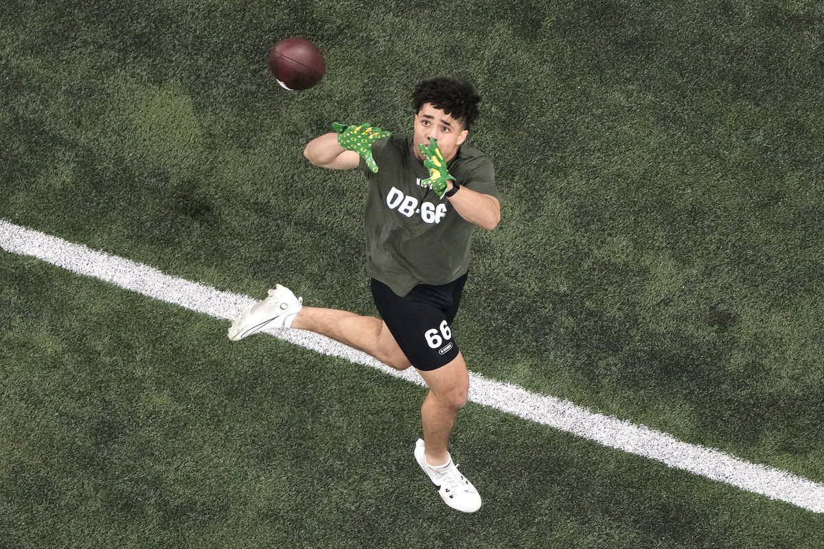 Evan Williams putting in work at the NFL Combine. Tune-in: #NFLCombine on @nflnetwork 📸 AP #GoDucks