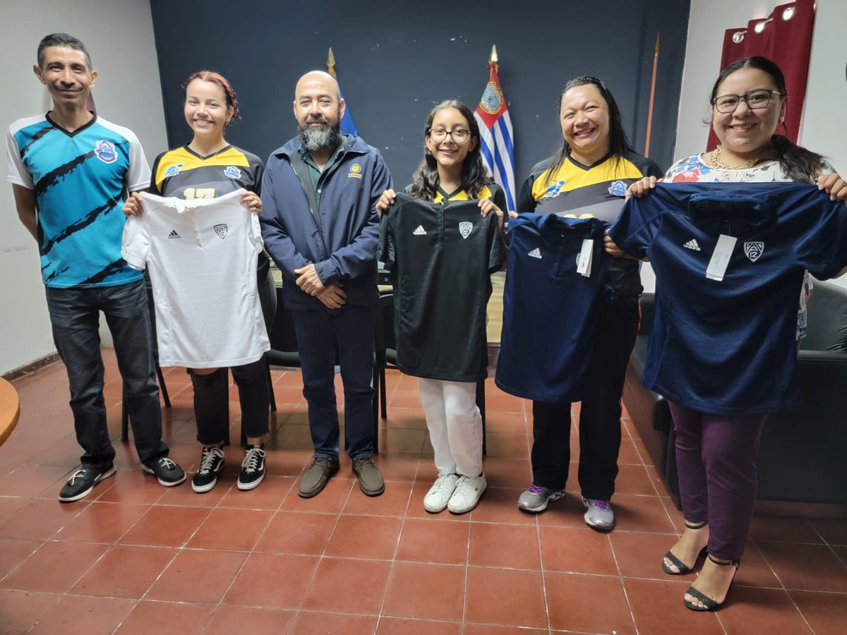 NelsonRemberto's tweet photo. Agradecemos al señor Gobernador de Santa Ana por su apoyo al deporte del voleibol. Especialmente a los equipos femeninos.
@oscarmonzond https://t.co/JgOpakkN43
