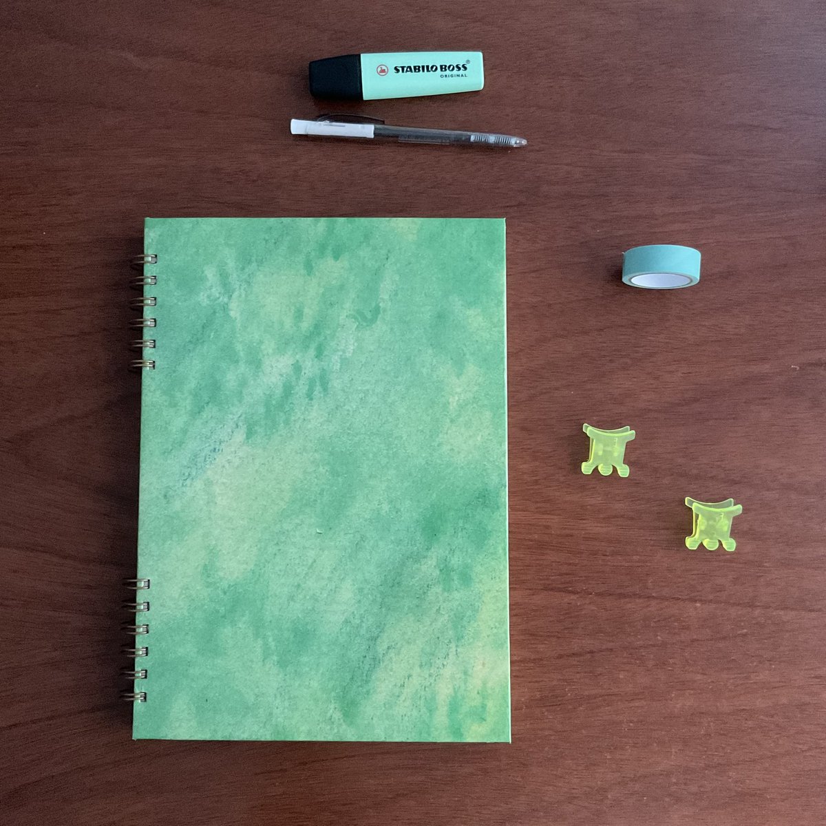 EmiCortes_Educa's tweet photo. Los 4 diseños de #cuadernos A4 están listos (29,7 x 21 cm)
Todos con tapa dura y 80 hojas #bookcel rayadas de 80 gr. Son ideales para el #colegio , hacer #trámites o anotar lo que necesites. Están pensados y diseñados para que combinen con mis productos.
Envíos en #Argentina https://t.co/zSyh5wq6nd