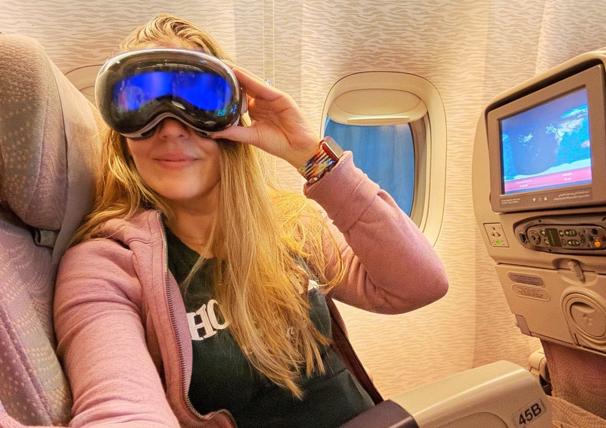 Vision Pro on a long-haul flight = 🤯 I just landed in Greece to speak at Gen AI Summit after a 10-hour flight. This was a red-eye flight with no kids and it felt like a great opportunity to try out my Vision Pro on board. What was great 👍 ✨𝗪𝗼𝗿𝗸𝗶𝗻𝗴 𝗳𝗿𝗼𝗺 𝘁𝗵𝗲