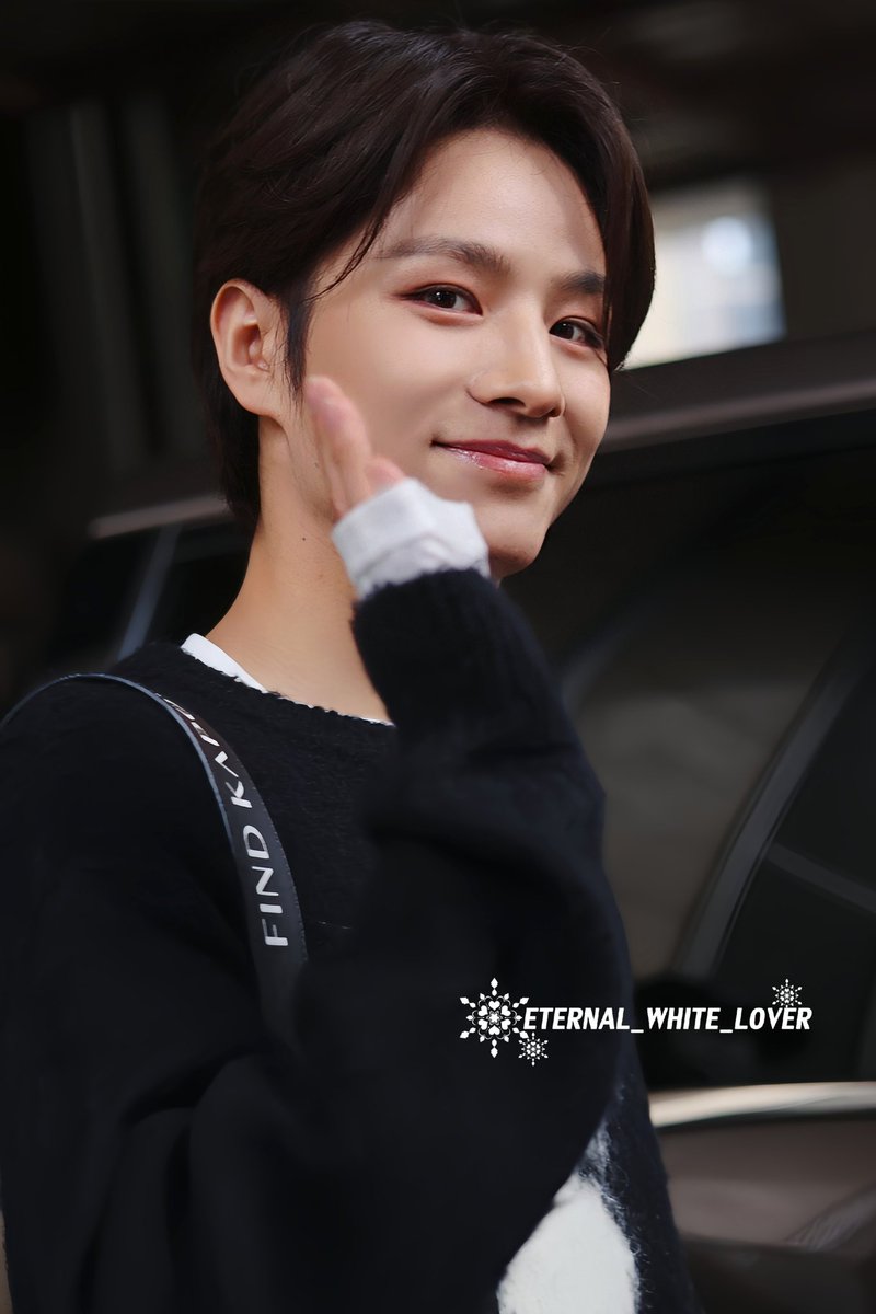 LEV_WHITELOVER's tweet photo. ❄️20240302上班
Good morning
#LEV #레비 #レビ
#A_I_BAE #LEV_A_I_BAE
#ExchangeID
#왕즈하오 #WANGZIHAO #王子浩 https://t.co/CG6D3kZEHV