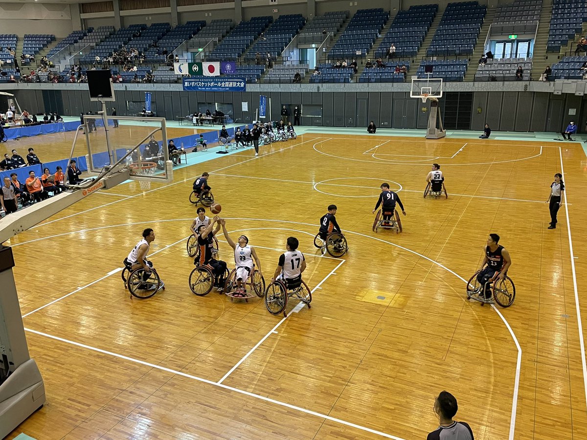 RIZEchiba's tweet image. 車いすバスケットボール全国選抜大会♿️🏀

RIZEにも所属しているてつろーが参加してます😆

ナイスリバウンド！！！

千葉ポートアリーナにイスラグ以外で来ると新鮮✨

イスバス状態良いなーーー

#NoExcus #二刀流 #スポーツ観戦