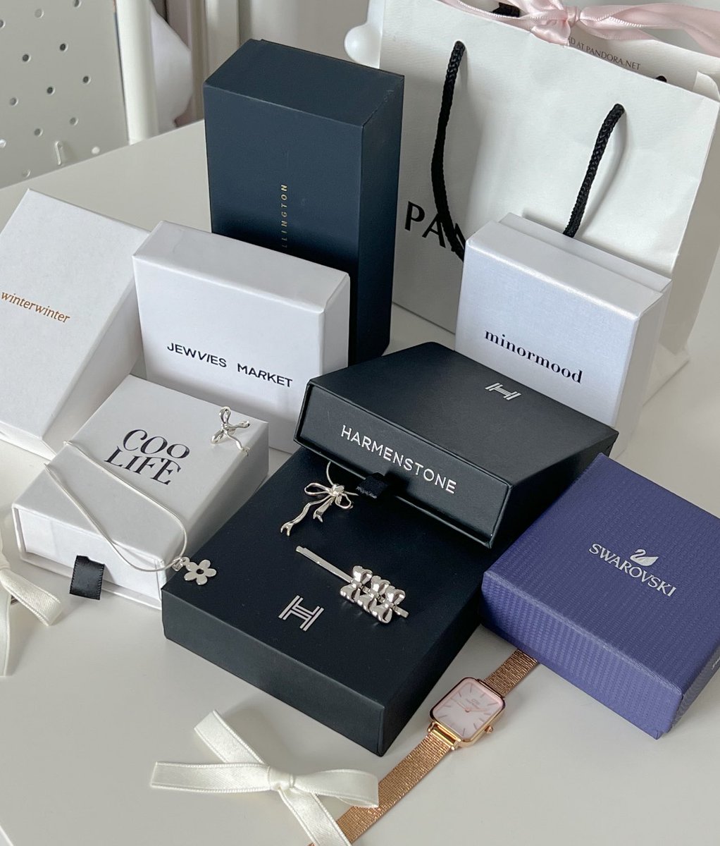 มาคับ วันนี้โมมารวมพิกัดแบรนด์ acsessories🥽🧤💘ที่ชอบ *แบบโนสปอน* มีตั้งแต่หลักร้อยถึงพัน เน้นสวยกับเน้นมู ชีวิตดี งานปัง everyday ootd ได้ ทน น่ารัก คุ้มค่า must have!🎀💐📧