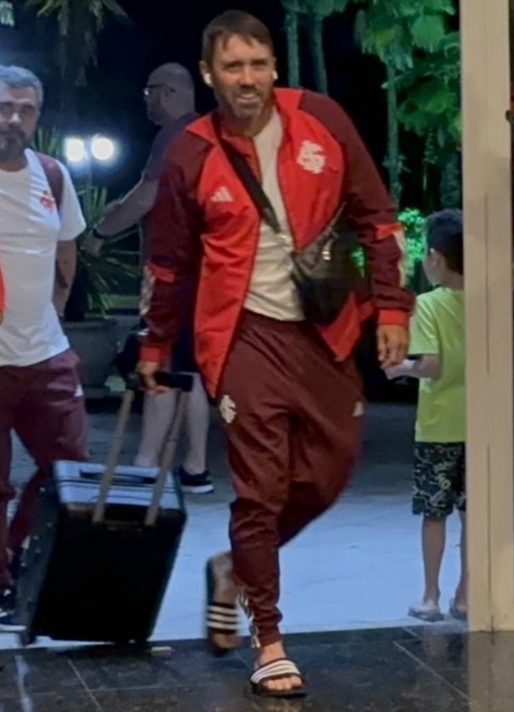 renatojuu2's tweet photo. “Traje social favor confirmar presença”

Eu chegando na festa: https://t.co/m6vuMji9Wm