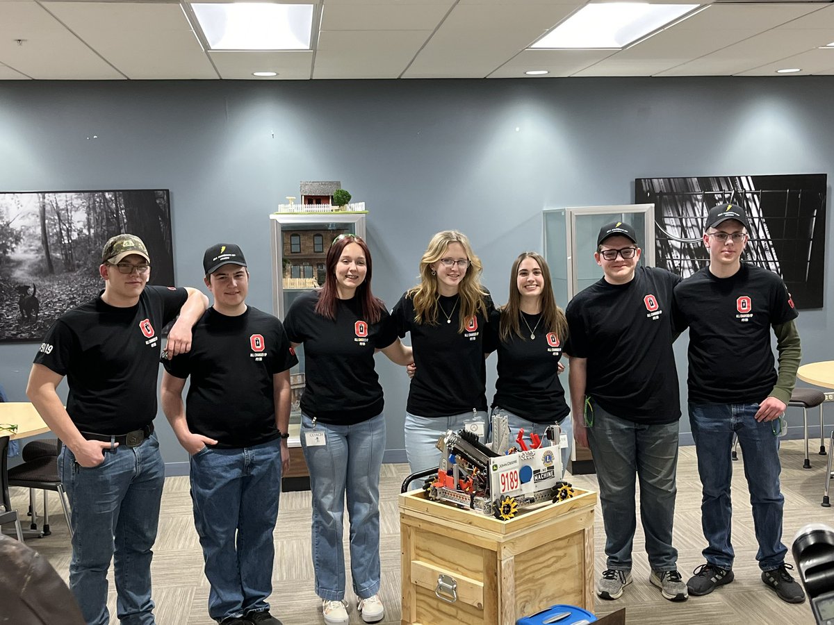 ohsrobots's tweet photo. Day One at State: done ✅ Such a great presentation and chance to meet the other teams. Can’t wait for tomorrow 🤖

#ohsrobots #allchargedup #team9189 #statecompetition https://t.co/a3vkQ9n1Hp