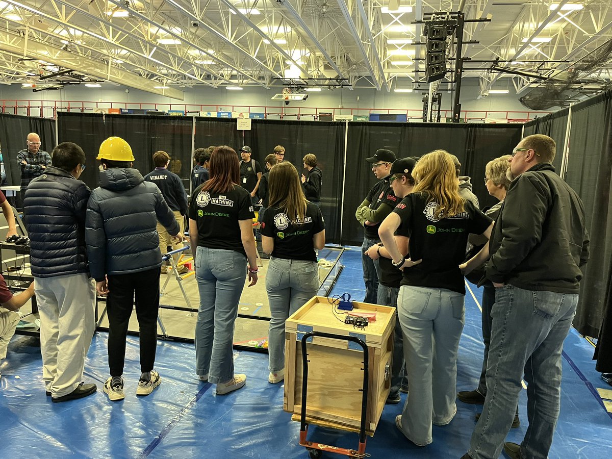 ohsrobots's tweet photo. Day One at State: done ✅ Such a great presentation and chance to meet the other teams. Can’t wait for tomorrow 🤖

#ohsrobots #allchargedup #team9189 #statecompetition https://t.co/a3vkQ9n1Hp