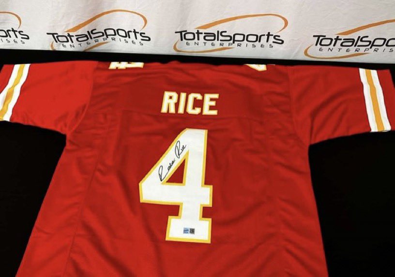 🚨GIVEAWAY🚨 Let’s kickoff the offseason big by giving away this signed @RiceRashee11 jersey✍️ All you need to do to enter: 1️⃣RETWEET 2️⃣FOLLOW @ArrowheadLive & @TSEKansasCity ⏳Giveaway ends 3/9 @ 7pm CST⏳ #Chiefs | #ChiefsKingdom