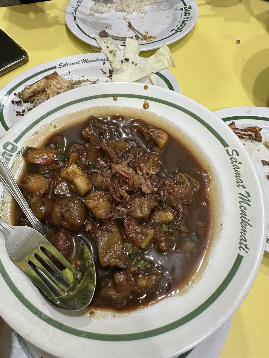jajanotmiharja's tweet photo. penutupannya makan Depot Nasi Pajero jam 3 pagi, demi apapun ini definisi nikmat tuhan mana lg yang kau dustakan karena ENAK BGT GW GA BOONG https://t.co/HsIHo1M5ab