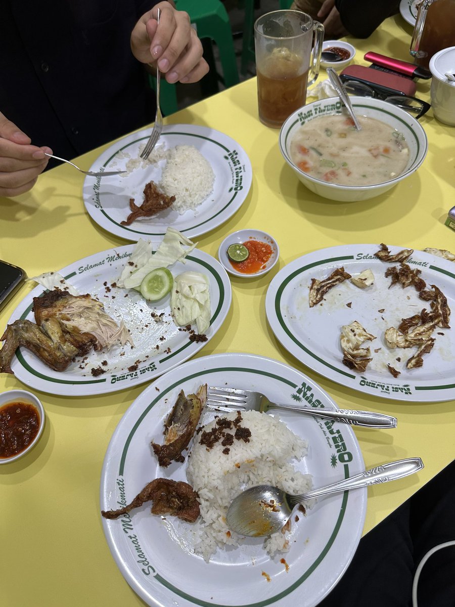 jajanotmiharja's tweet photo. penutupannya makan Depot Nasi Pajero jam 3 pagi, demi apapun ini definisi nikmat tuhan mana lg yang kau dustakan karena ENAK BGT GW GA BOONG https://t.co/HsIHo1M5ab