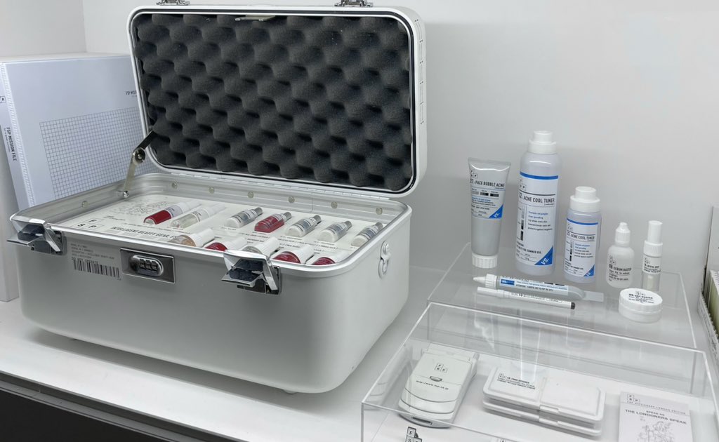 六本木の21_21DESIGNSIGHTで開催されている #もじイメージGraphic展 おすすめだよ！私は平林奈緒美さんのデザインが綺麗でじっくり見入ってしまいました😳