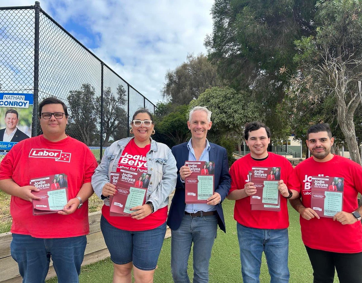 Talking to voters about Jodie Belyea's positive plan for Dunkley at Seaford North with my friend @sheenawattmp. A vote for Jodie is a vote for better pay, better tax cuts, and a better future for Australia.