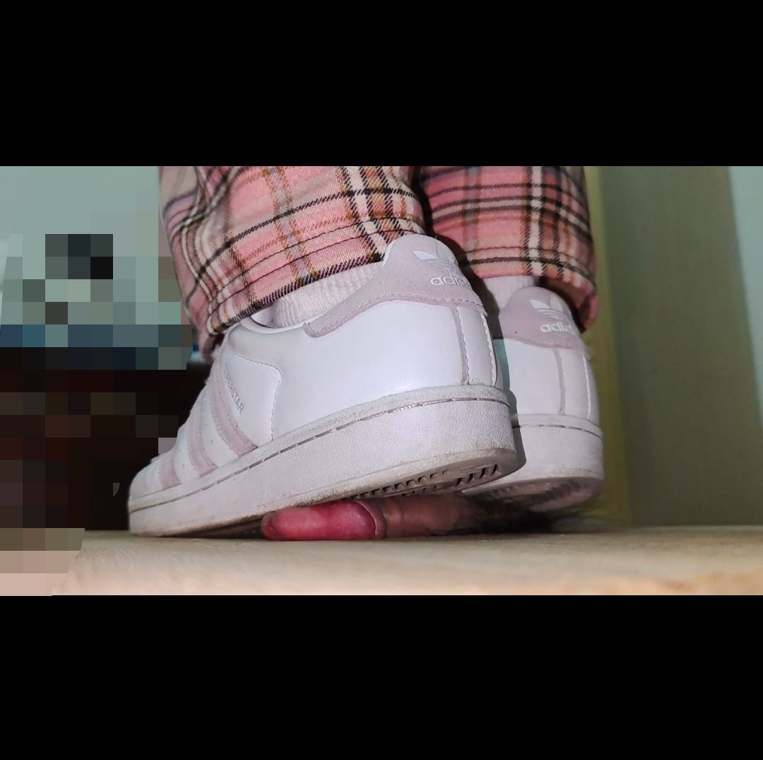 鞋底视角隔板踩🐔，完整版进电报群，门槛188💰，私聊电报：t.me/shaohao520。支付宝口令红包。#女S调教 #女王男奴 #踩踏 #鞋底奴 #舔鞋底 #舔脚调教 #虐阳 #打胶 #丝袜足交 #丝袜诱惑 #匡威 #帆布鞋 #踩鸡 #踩踏恋足