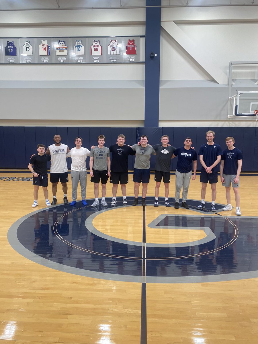 HOYAS WINNNNNNNNNNNNNNNNN. Your Hoya managers hold off the @XavierManagers for a 80-72 victory. Thanks for playing!