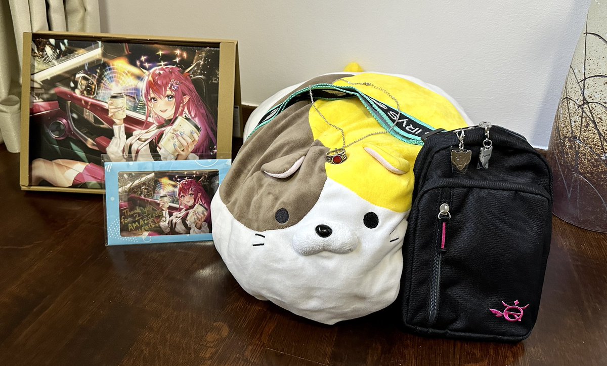 2nd anniversary merch is finally here!

Couldn’t resist trying out the bag and ring immediately!!

I’m wearing the ring the correct way right???

Can’t wait to bring smolRyS around in the bag at expo24!!

#IRyS #IRySuperb #MerchRyS