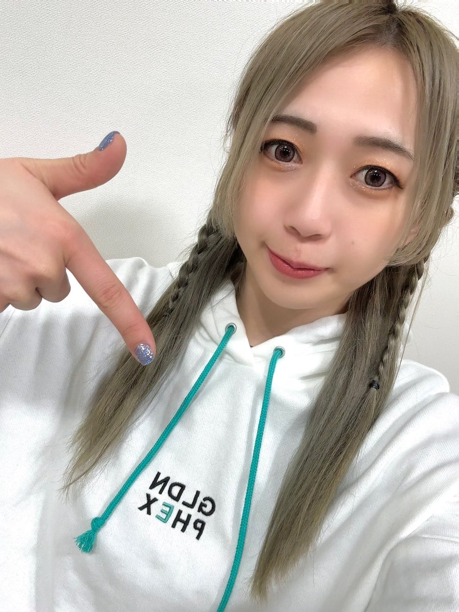 saya_h_a_t_e's tweet image. 今日はこのパーカーを着たよ🐤✨
可愛い!発売中🤍
#GoldenPhoenix🕊️
#HTMLZERO3
#STARDOM