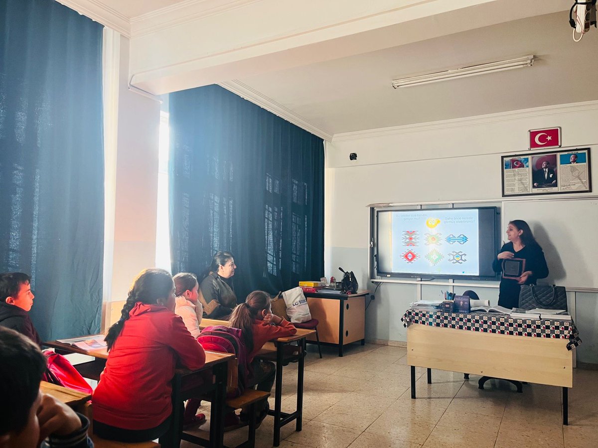 cekulvakfi's tweet photo. 📌 2022-2023 eğitim öğretim yılından itibaren Gaziantep Büyükşehir Belediyesinin desteğiyle farklı okullarda hayata geçirilen Kentler Çocuklarındır Eğitim Programı: Gaziantep, Emine Humanızlı İlkokulunun 3’üncü sınıf öğrencileriyle tamamlandı. https://t.co/OQ0H2jAH4r