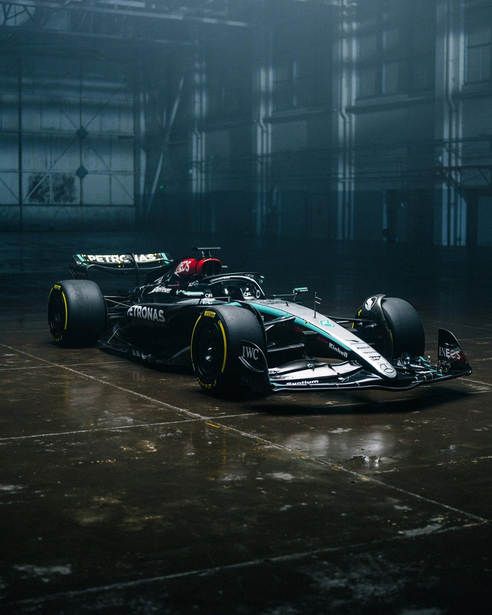 MercedesAMGF1's tweet photo. The first race day of 2024 🙌 Let’s make it one to remember, Team 👊 https://t.co/GF6FgtG5cV