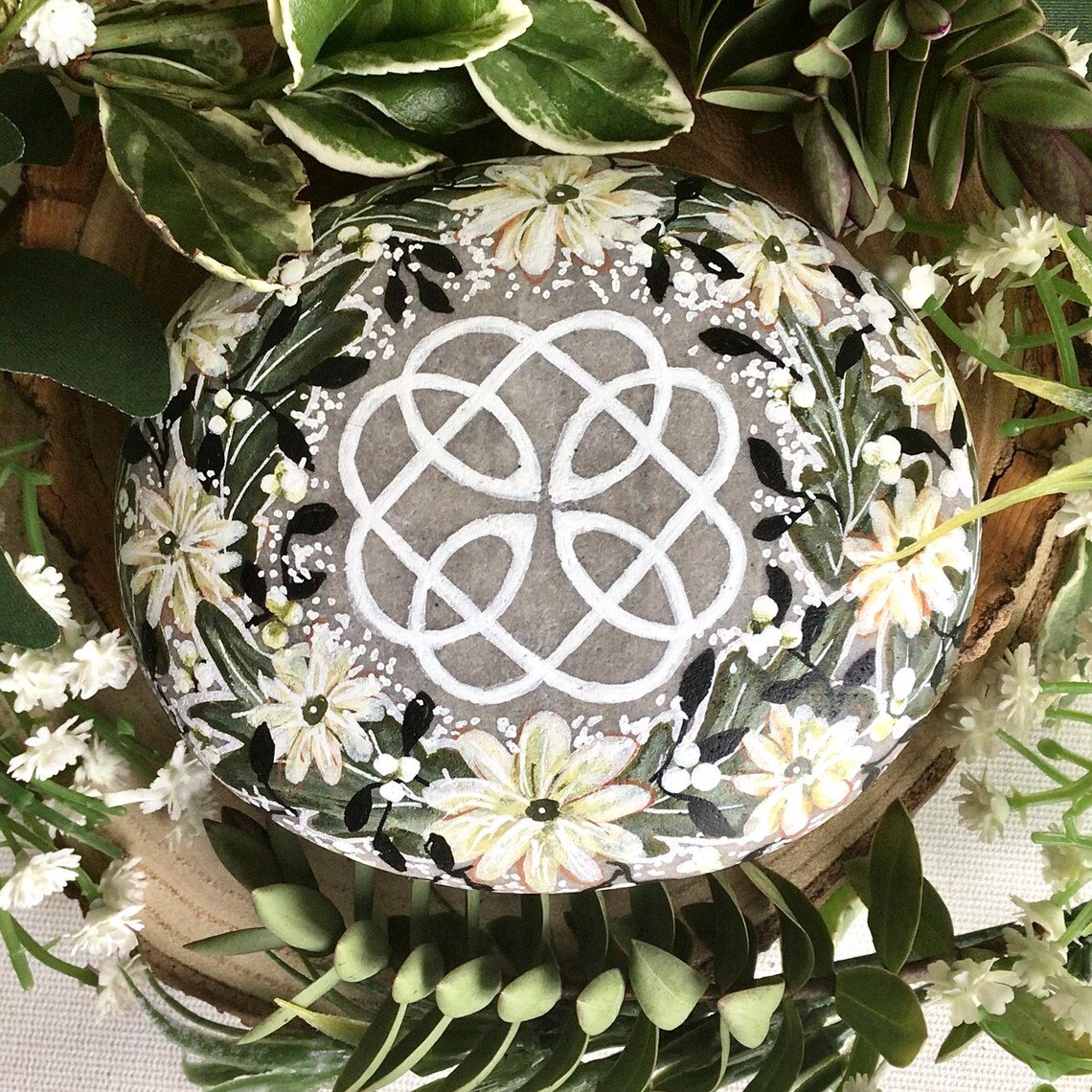 Creams & ivories are always a popular choice for weddings. My new Purity Oathing stone is full of fresh cream blooms & sage foliage. Perfect for gifts, weddings, anniversaries or pretty decorations. Free personalisation #ukgiftam #weddings #mothersday celticoathingstones.etsy.com/listing/168262…