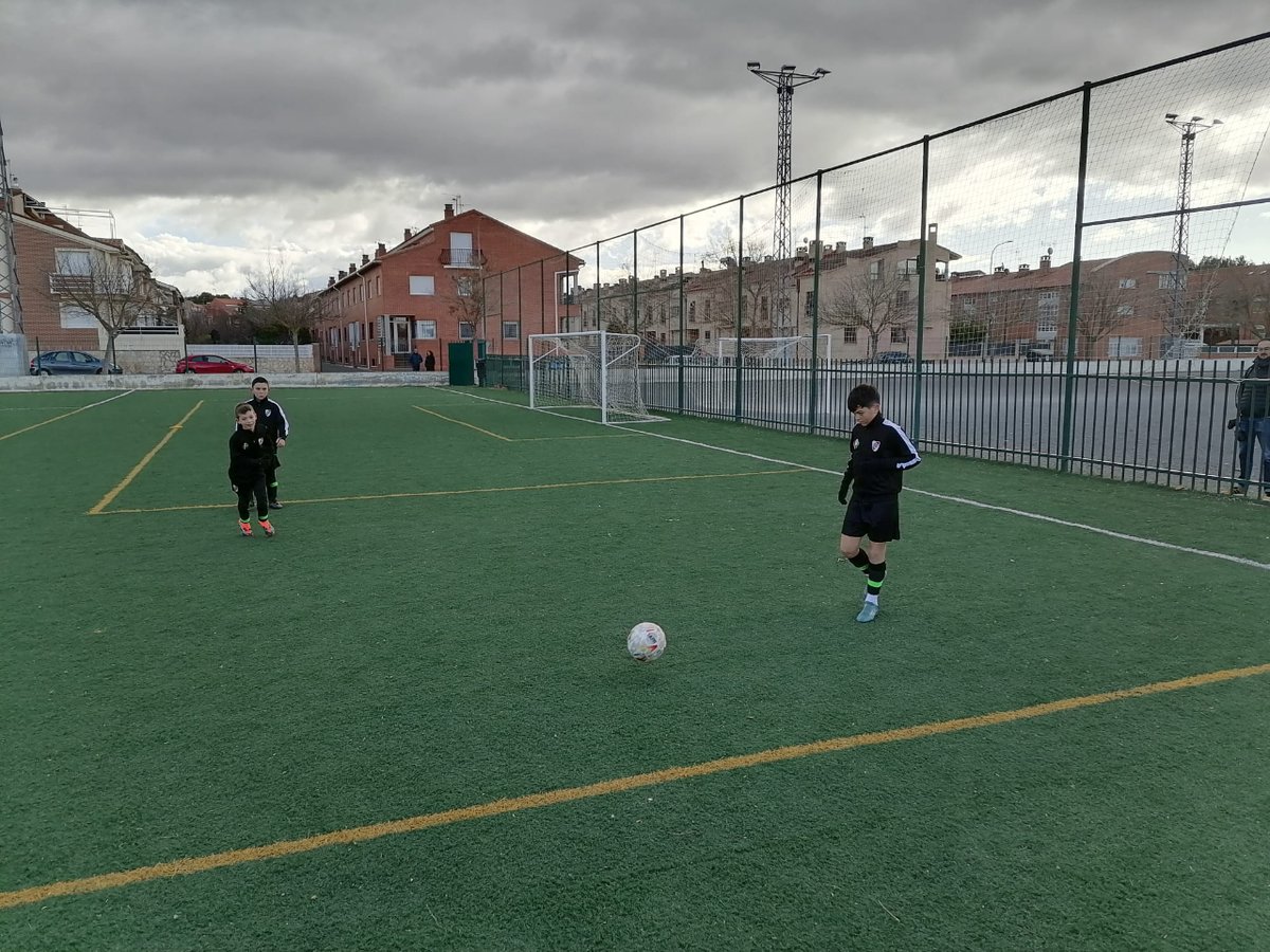 River_fuenes's tweet photo. ¡Diversión y competencia se unen en la cancha! 😄⚽️ Estos alevines nos recuerdan que el fútbol es más que un juego, es un estilo de vida. #FútbolParaTodos #AlegríaDeJugar https://t.co/L7Egry0BuH