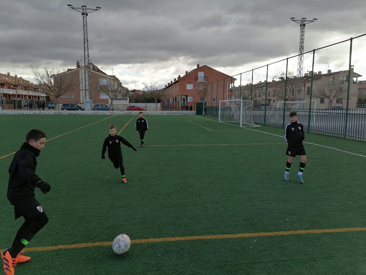 River_fuenes's tweet photo. ¡Diversión y competencia se unen en la cancha! 😄⚽️ Estos alevines nos recuerdan que el fútbol es más que un juego, es un estilo de vida. #FútbolParaTodos #AlegríaDeJugar https://t.co/L7Egry0BuH