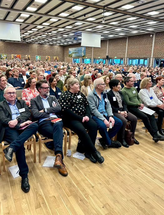 efterskolerne's tweet image. 1.400 efterskolefolk er samlet til årsmøde for at drøfte udvikling af efterskolerne og vores fælles skoleform. Vi vil udvikle 10. klasse. Endnu flere unge skal have mulighed for at komme på efterskole. Og vi skal ikke bare snakke om – men handle på – klimaudfordringerne #uddpol