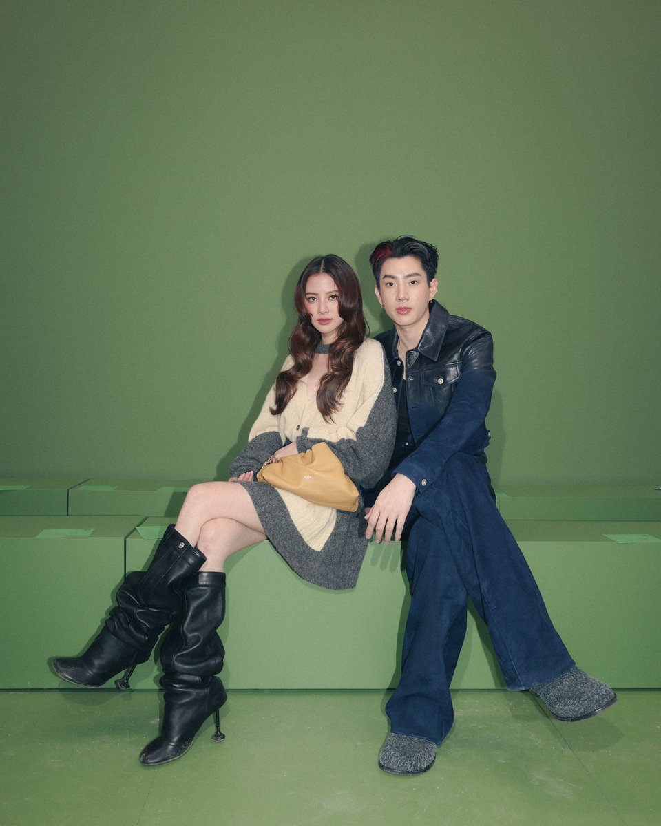 ElleMenThailand's tweet photo. ภาพบรรยากาศโมเมนต์พิเศษของ #ใบเฟิร์นพิมพ์ชนก และ ออฟ-จุมพล @off_tumcial ในการเข้าร่วมชมโชว์ @LoeweOfficial Womens Fall/Winter 2024 พร้อมกระทบไหล่คนดังทั่วโลกและพบกับครีเอทีฟไดเรกเตอร์ของแบรนด์

#ELLEMENnews
#ELLEMENThailand
#LOEWE
#LOEWEFW24
#tumcial 
#baifernbah https://t.co/BxmUZg78oV