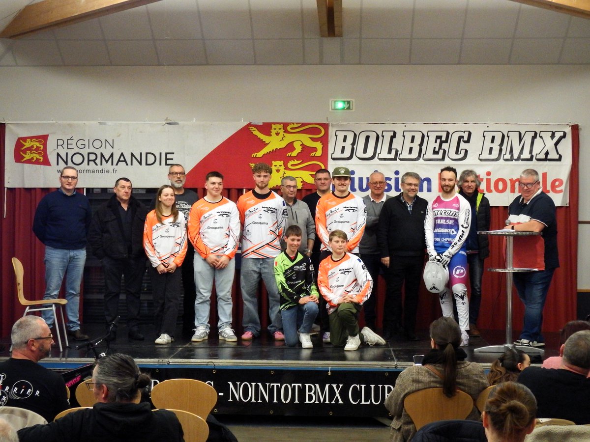 VilleBolbec's tweet image. Le Maire, Christophe Doré, ainsi que Philippe Beaufils, Ludovic Hébert et Raphaël Grieu, adjoints et Jean-Yves Hedou, conseiller municipal, étaient présents hier soir lors de la présentation officielle de la division nationale du club de #BMX de #Bolbec.