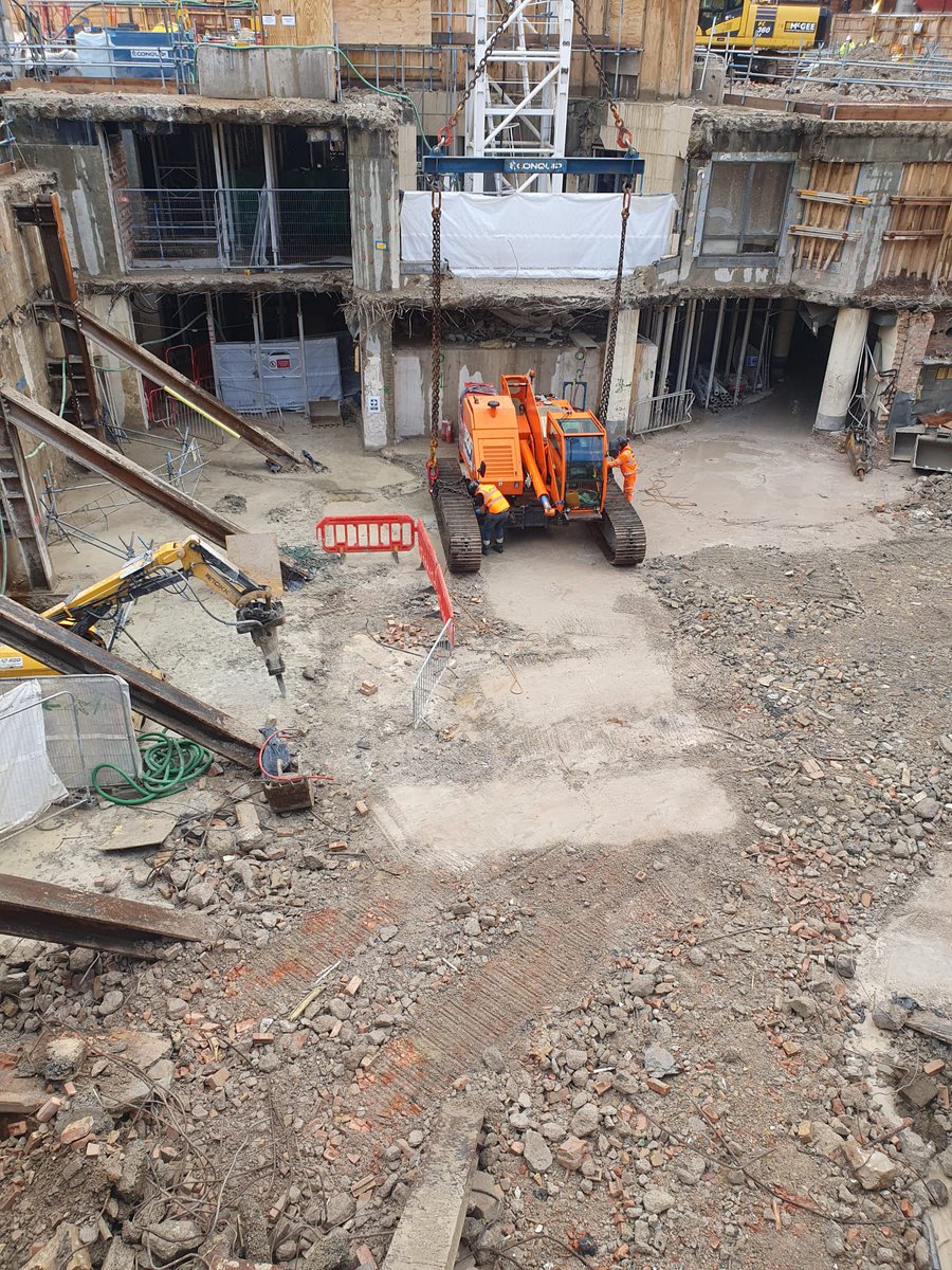 AGDEquipment's tweet image. #Marchetti Sherpina 25 tons #TelescopicCrawlerCrane with tier 4 engine, dismantled and lifted into position yesterday in central London for @McGee_Group 

The boom and counterweight were removed to reduce the weight to suit the tower cranes capability.

 #RestrictedAccess