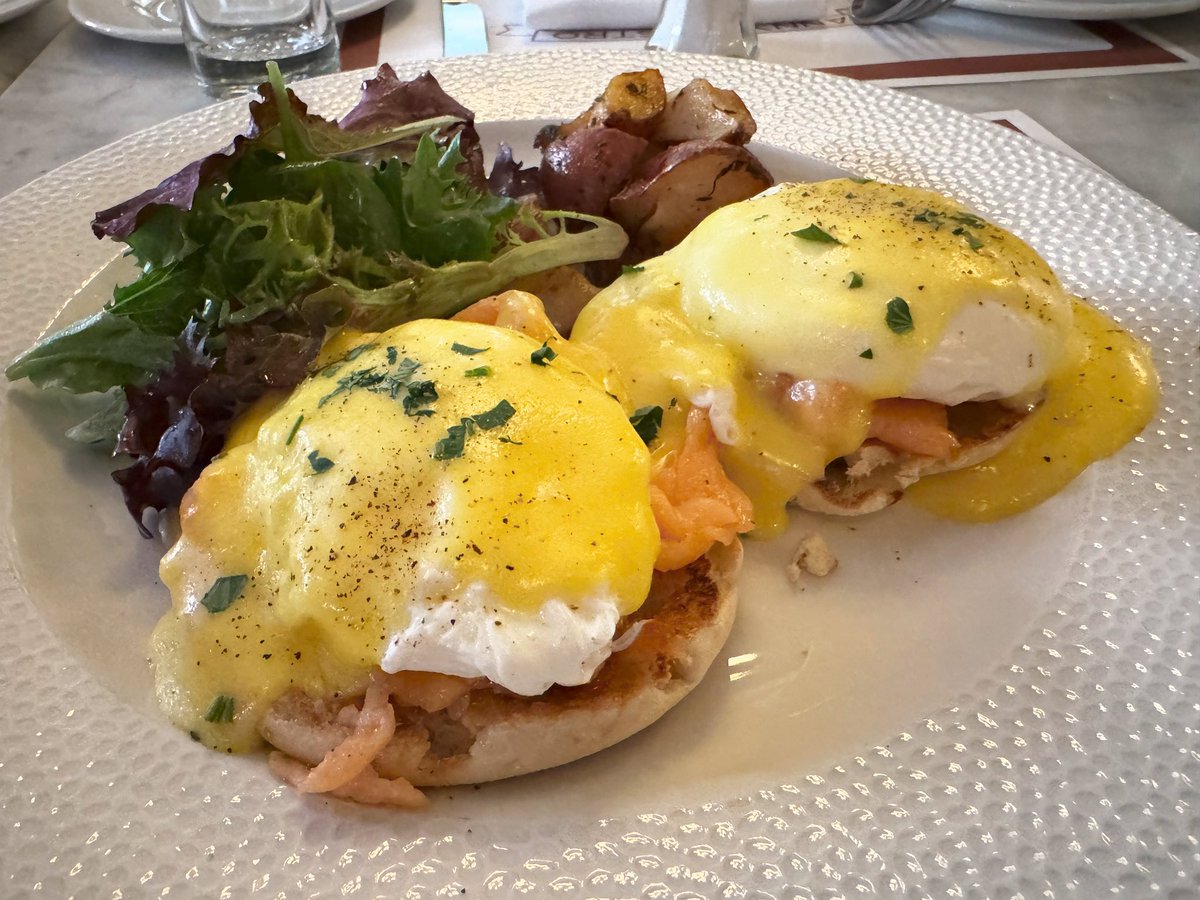 Bon weekend! This smoked salmon Benedict has your name on it. Come visit!
.
.
#mannysbistro #mannysbistrony #smokedsalmon #smokedsalmonbenedict #eggs #eggseggseggs #brunch #brunching #newyork