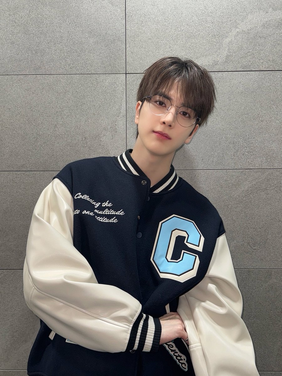 [📸] 더보이즈 영훈 쇼!음악중심 MC 완료🍞 대학교에 이런 선배 없다😠에서 이런 선배를 맡고 있는 과잠 빵훈💙 3월의 시작은 음빵중심과 함께해요😘

#THEBOYZ #더보이즈