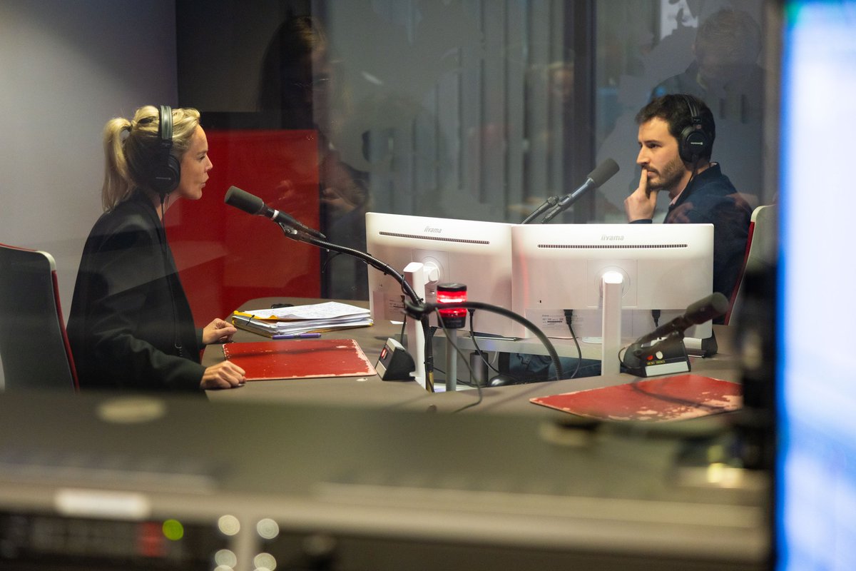 Lundi, France 24 fait évoluer son offre éditoriale, change de grille et d'habillage... mais adapte aussi son organisation du travail.
J'ai reçu la directrice de <a href="/France24/">FRANCE 24</a> <a href="/VanessaBurggraf/">Vanessa Burggraf</a> pour en discuter.
Écoutez le #podcast de l'<a href="/Atelier_medias/">Atelier des médias</a> <a href="/RFI/">RFI</a>
🎧➡️rfi.my/AOPG