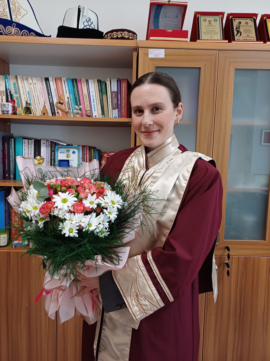 Dün (1 Mart 2024) Ankara Hacı Bayram Veli Üniversitesinde, "18. ve 19. Yüzyıl Divanlarında Şeyh Gâlib Divanı'nın Etkisi" başlıklı #doktora tezimi başarıyla savunarak doktor ünvanı aldım. Bu zorlu süreçte yanımda olan herkese çok teşekkür ederim...