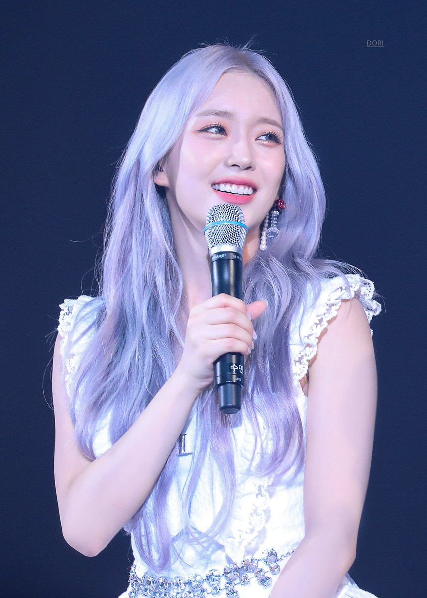 “Tadi kan udah liat penampilan pertama dari kami yang menyanyikan lagu Bubble. Gimana? Keren gak guys?” Senyum sumringah berhasil terlukis di wajah sang empu saat penonton menjawab dengan antusias.