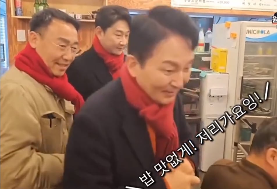 인사하며 악수를 청하는 원희룡에게.. “아, 밥맛없게. 저리 가요잉!”

이게 전라도 인사법인가? 워메 징하요~~잉.. 싸가지 밥말아 쳐뭇소?