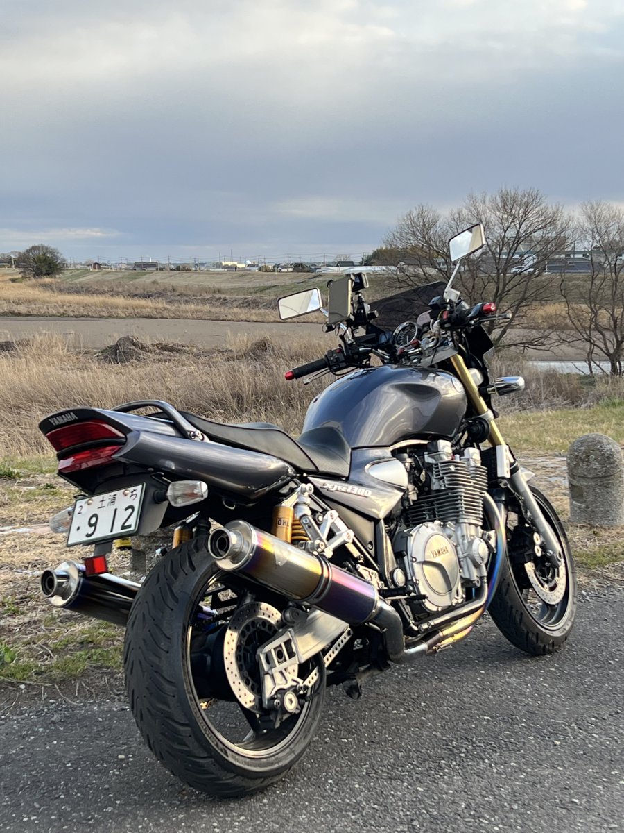 hide_xjr1300's tweet image. チェックも兼ねて少し走ってきました。
プラグコードを替えたことによる最大のメリットはズバリ、

『気分がとてもいい♪』

これに尽きますねw

#xjr1300
#NGK
#powercable
#川とバイク