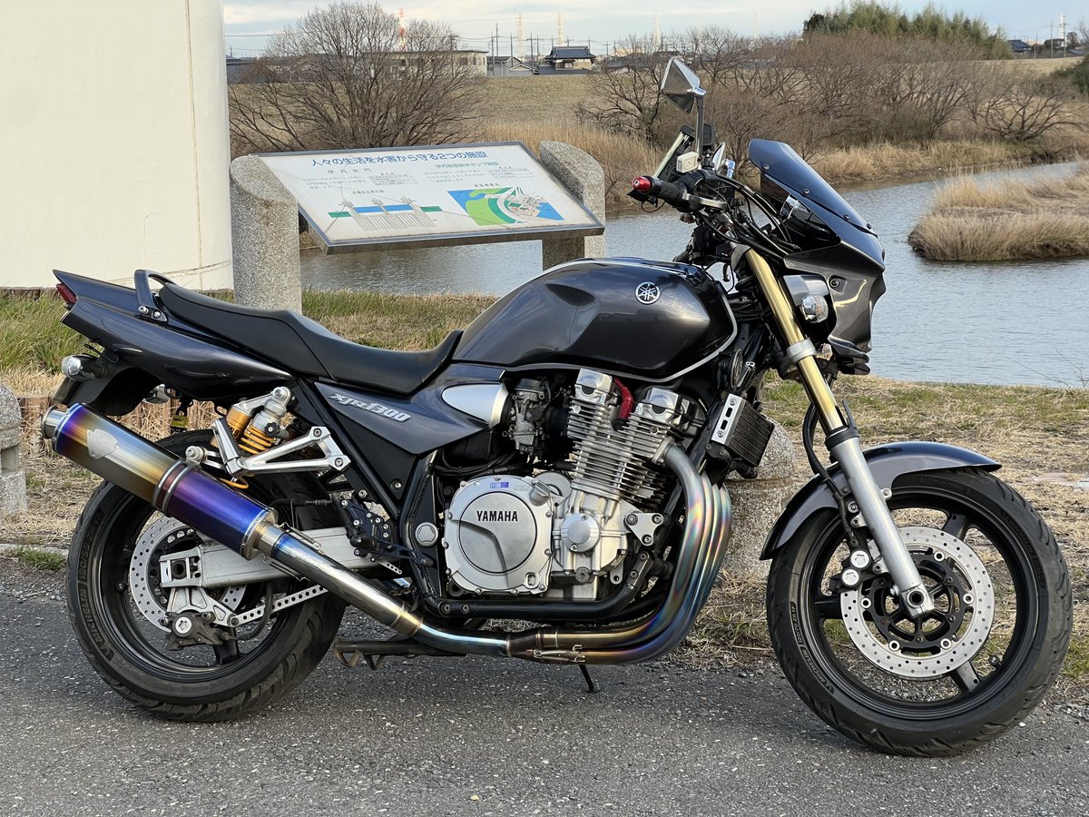 hide_xjr1300's tweet image. チェックも兼ねて少し走ってきました。
プラグコードを替えたことによる最大のメリットはズバリ、

『気分がとてもいい♪』

これに尽きますねw

#xjr1300
#NGK
#powercable
#川とバイク