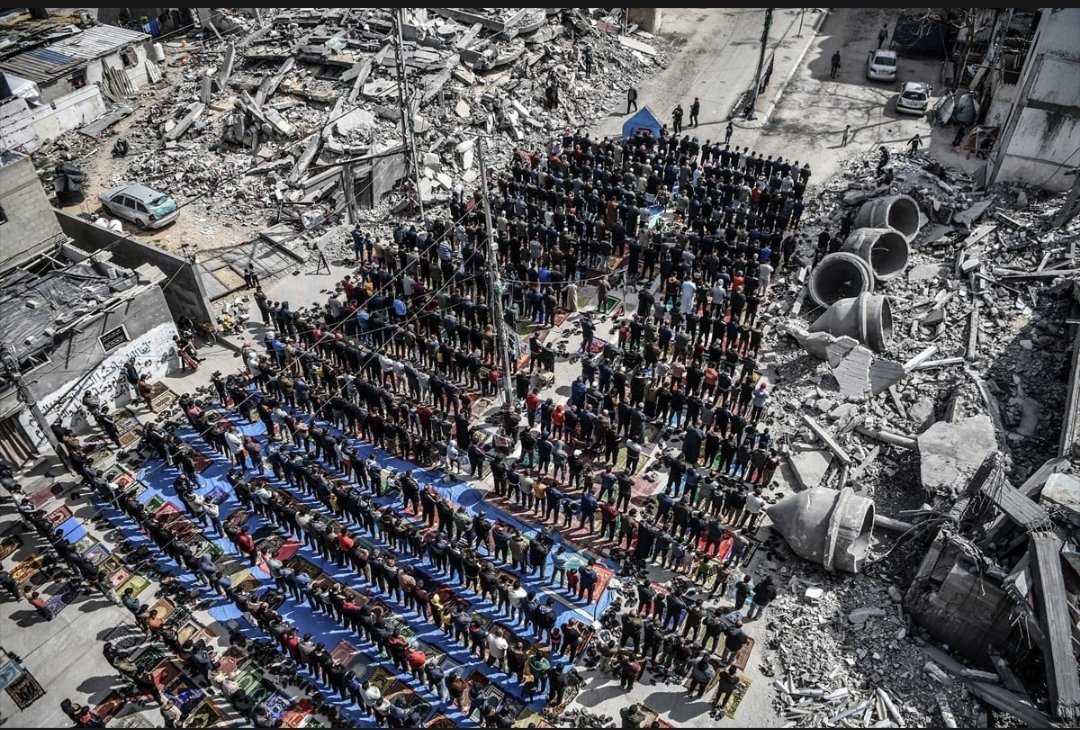 Gazze'de Cuma namazı...
Allah'ım; Sen tüm mazlumlara Rahman isminle, zalimlere de Kahhar isminle muamele eyle..
#GazaGenocide