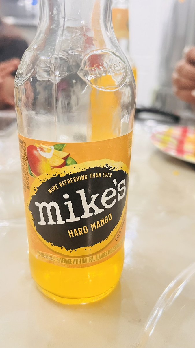 So useless but it's been long that I drank, so I drank but will never have Mike's again. First time experience is bad enough. 🤢

Is this even an alcoholic drink??? 

#mikes #dinnerwithfriends