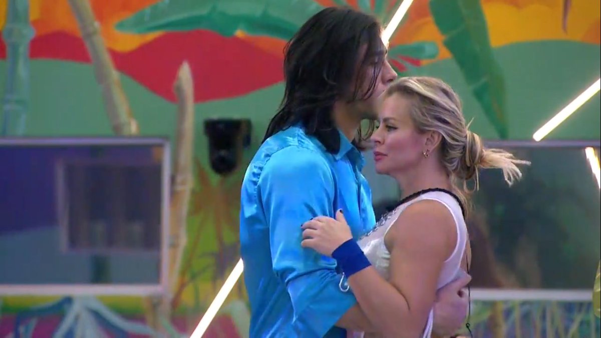 CarlitosDeCali's tweet image. @LaCasaFamososCo #lacasadelosfamososcol #lcdfc @VIX 
mi gente! la sandra se acercó a las cámaras a pedirle a los piasas que apoyen a juanda para que no lo saquen el domingo. y el jefe la sacó de plano. 🤣🤣🤣🤣