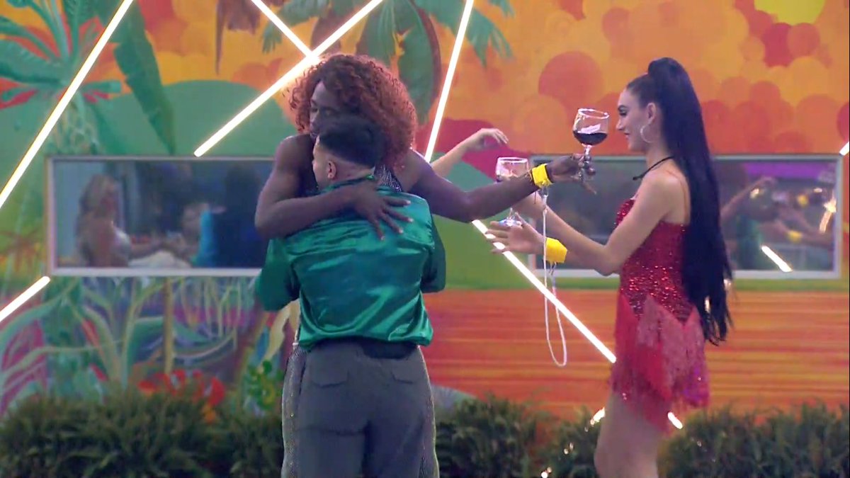 CarlitosDeCali's tweet image. @LaCasaFamososCo #lacasadelosfamososcol #lcdfc @VIX 
mi gente, tarcila anda basilando con culo. mucho coqueteo y copas esta noche. 🤣🤣🤣🤣