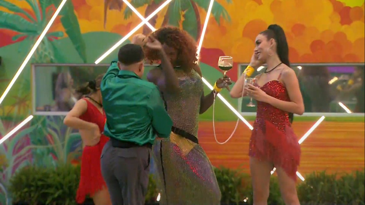 CarlitosDeCali's tweet image. @LaCasaFamososCo #lacasadelosfamososcol #lcdfc @VIX 
mi gente, tarcila anda basilando con culo. mucho coqueteo y copas esta noche. 🤣🤣🤣🤣