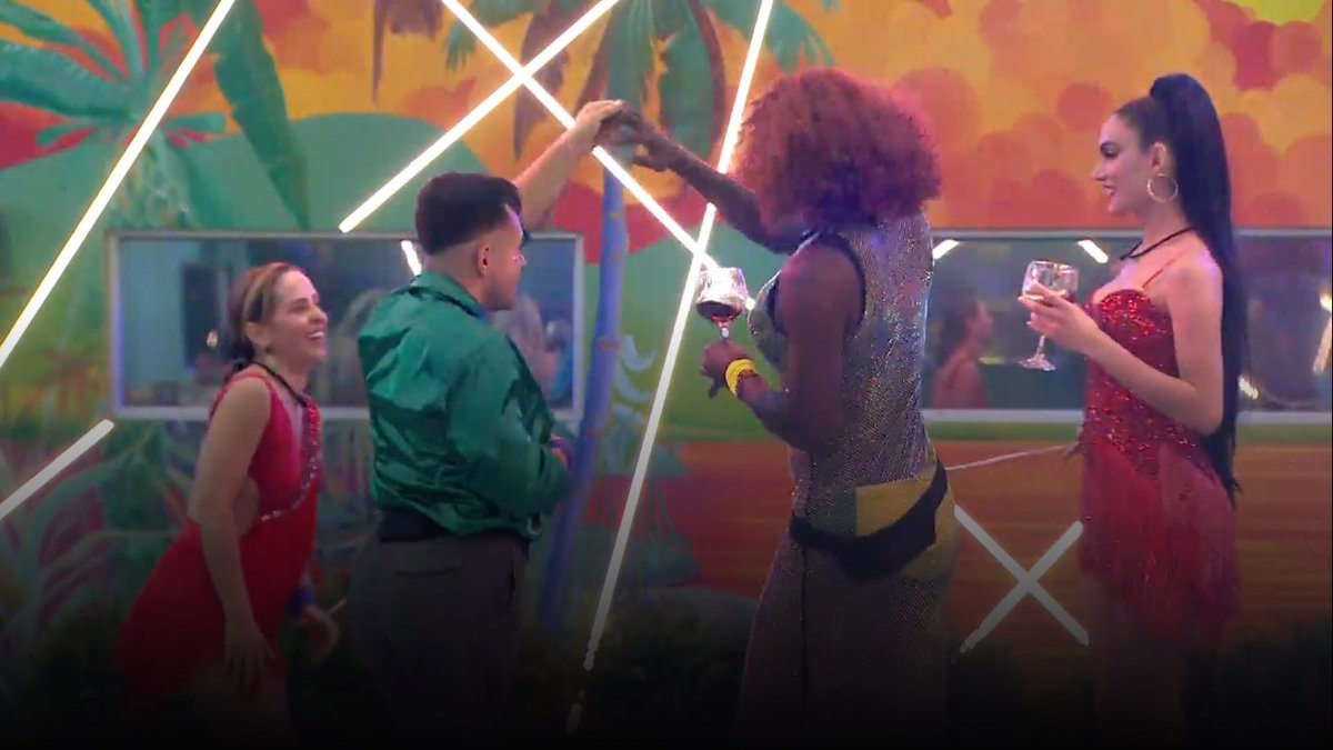 CarlitosDeCali's tweet image. @LaCasaFamososCo #lacasadelosfamososcol #lcdfc @VIX 
mi gente, tarcila anda basilando con culo. mucho coqueteo y copas esta noche. 🤣🤣🤣🤣