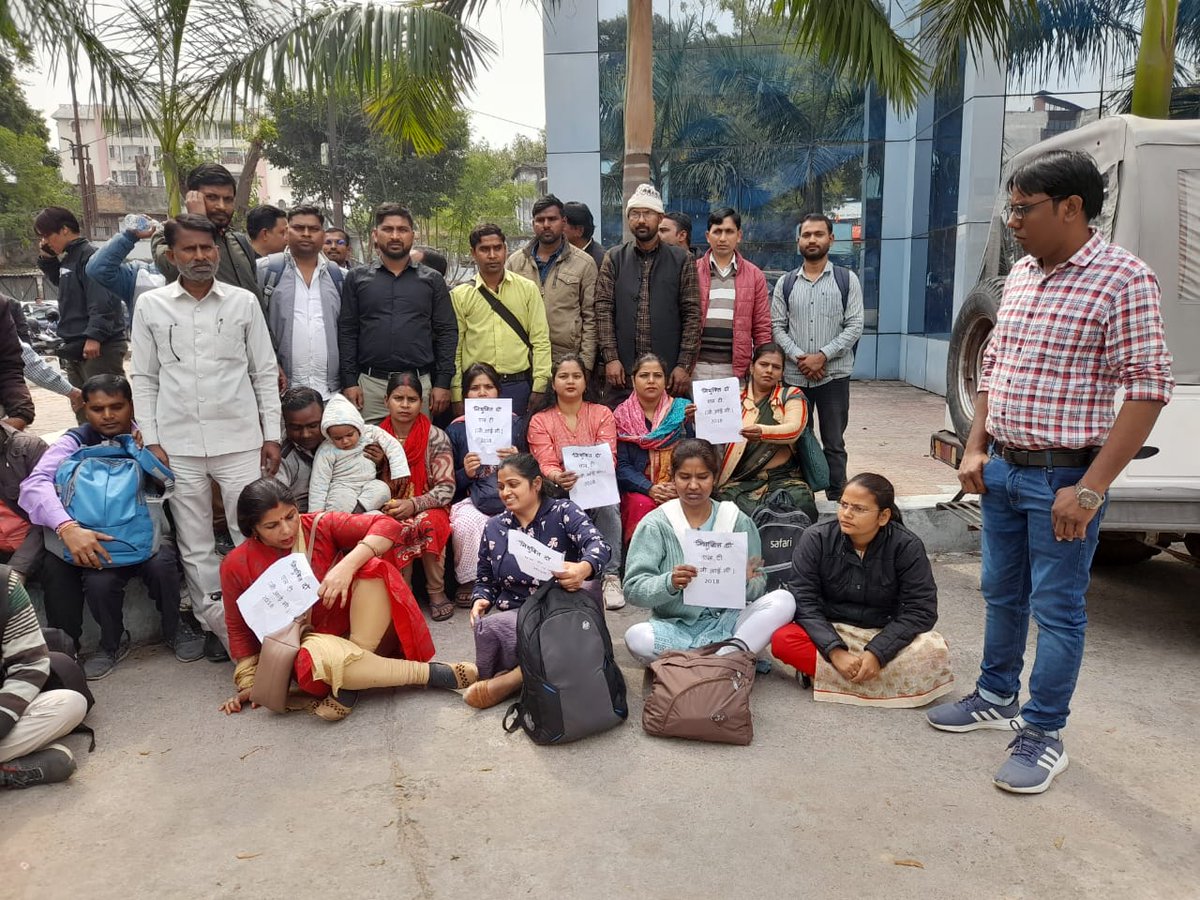 mauryaamit90's tweet photo. @myogiadityanath
@CMOfficeUP 
@UPGovt
@ChiefSecyUP 
Lt grade GIC 2018 (assistant teacher) niyukti do https://t.co/VccQPi4i6U