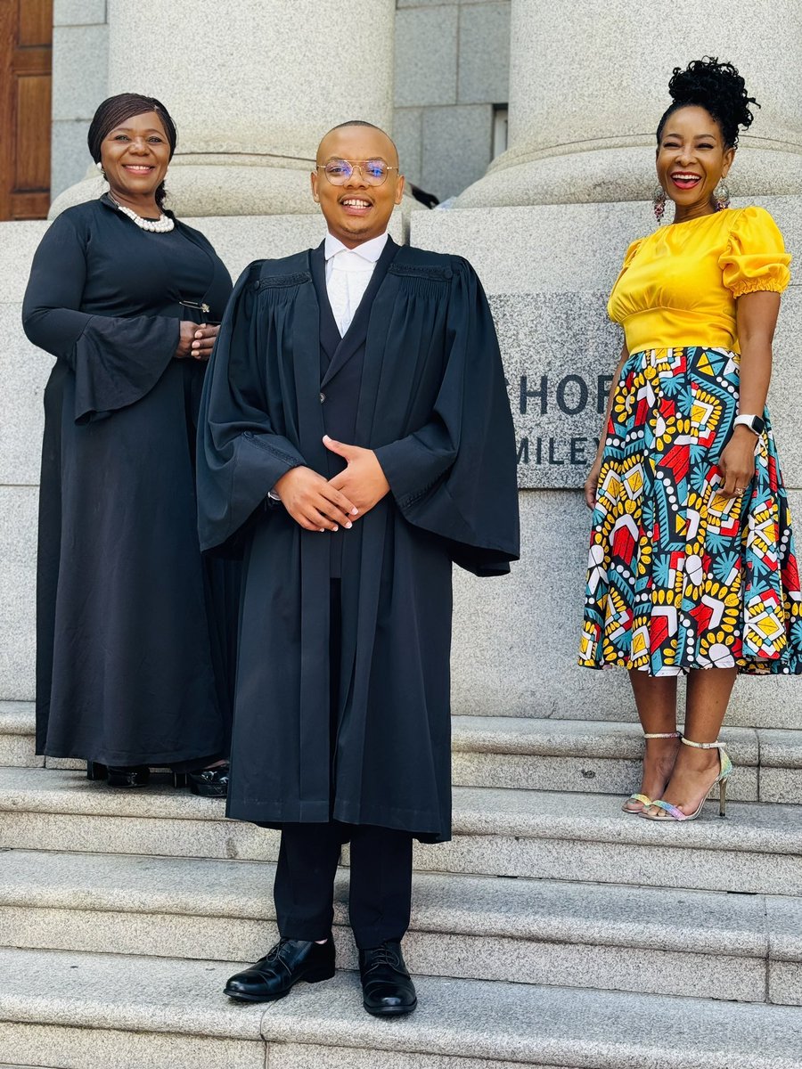 Congratulations to our future Chief Justice @Justice_Seyisi for being admitted as an attorney to the High Court🇿🇦. Surrounded and mentored by the best @FabAcademic @ThuliMadonsela3 🙌🏽👏🏽🫶🏽