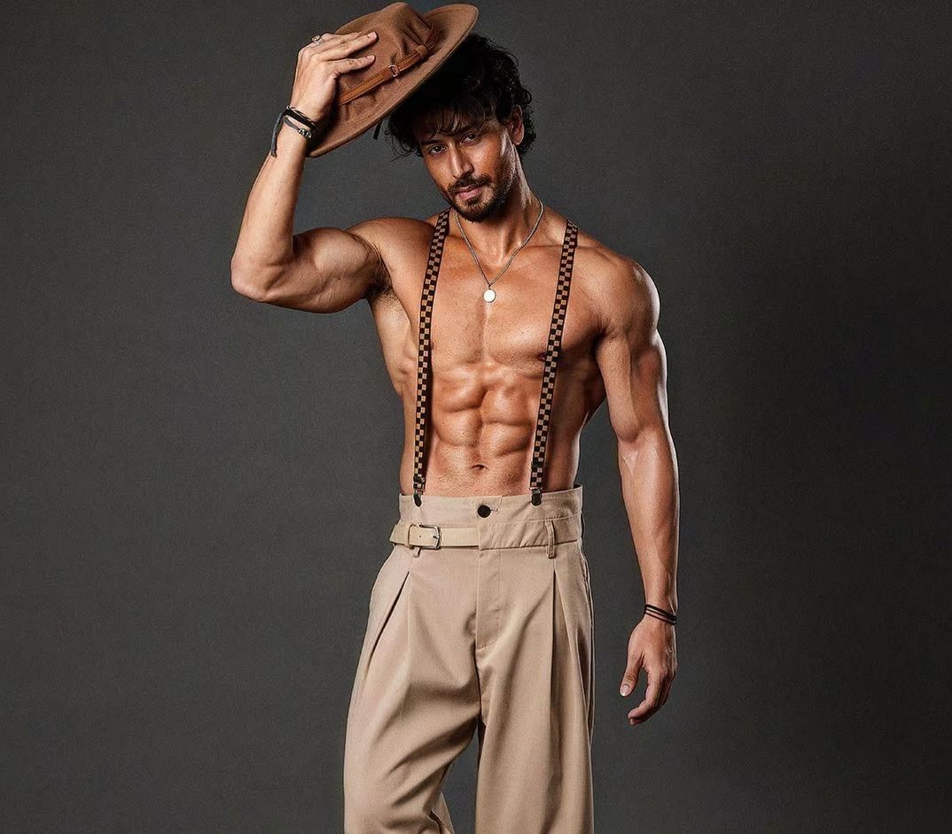 upalakbr999's tweet photo. Wishing a very happy birthday to our youngest action superstar, the coolest, hottest, nicest, most hardworking @iTIGERSHROFF 💐❤️🎂
Watch out #TheTigerEffect🐯 in his upcoming projects Bade Miyan Chote Miyan, Singham Again and Rambo! 🔥
The Tiger has arrived! 🐅 https://t.co/FVhjT5Wobx
