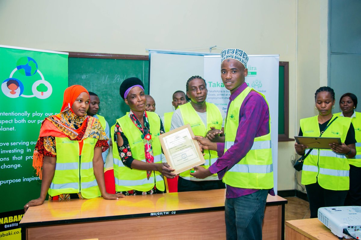 Witnessing history on #GlobalWastePickersDay as the Chairperson of #TanzaniaWastePickersAssociation issues CBO registration certificates to waste pickers. This milestone unites waste pickers, empowering them to address collective issues and advocate for their rights.