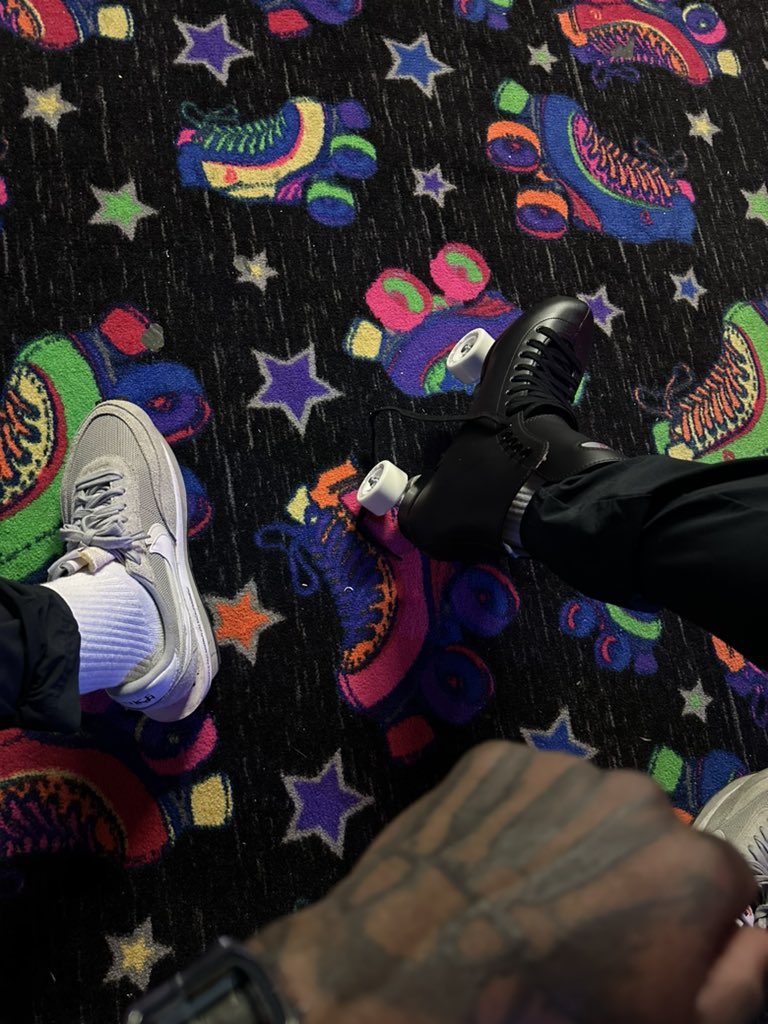 doe7st's tweet image. Of course I kno how to skate lol #Rollerbones