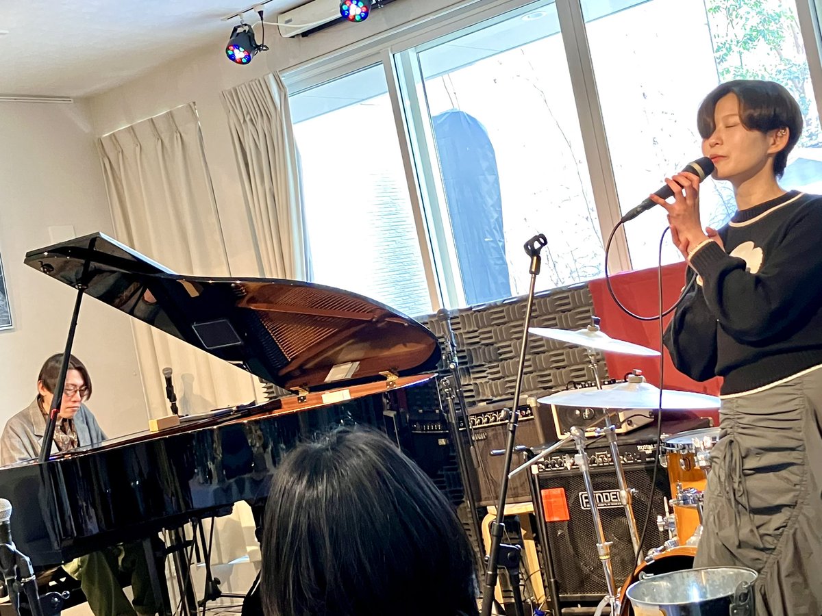 鴨川ハルモニカwith中西優華from華〜puspa〜@レミューズカフェ
アーティスト名が長い😂流れるようなピアノと歌声にしなやかなタップが美しい✨ラストに手拍子コーラスと詰め込んできた🤣ところでタップで足を半円描くようにザリッと回すの好きなんだけどわかる人いる？
#蔵ジャズ
#伏見酒フェス